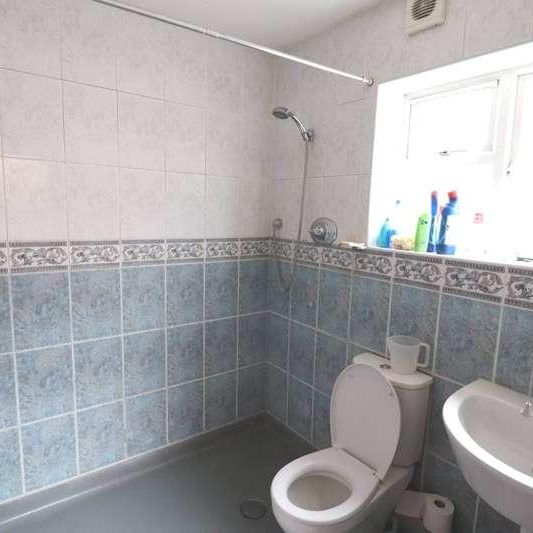 Chairborough Road, High Wycombe, HP12 - Photo 1