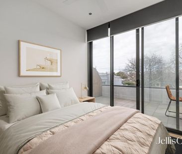 Spacious Two-Bedroom Apartment in Prime Surrey Hills Location - Photo 2