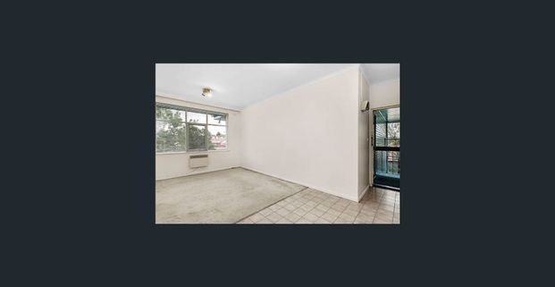 Walking distance to the train station! - Photo 1