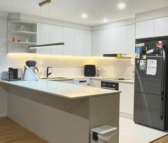 Single-Story Unit -Walk to School! Spacious Townhouse for Rent in S... - Photo 1