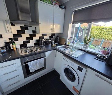 2 bedroom ground floor flat to rent - Photo 2
