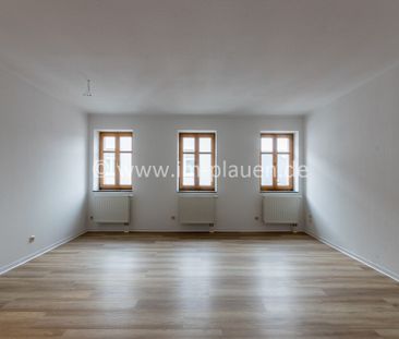 Zentrale 2-Zimmer-Dachgeschosswohnung in Auerbach – frisch renovier... - Foto 1