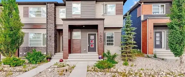 Attractive 3-BEDROOM 2.5 BATH Townhouse Corner Unit | 1680 Cornerstone Boulevard Northeast, Calgary - Photo 1