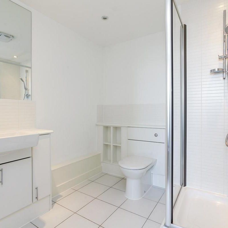 2 bedroom flat in 2 Basin Approach - Photo 1