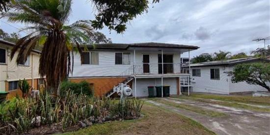 3 bedrooms, 2 bathrooms, double garage + 2 open parks, balcony, Air Con, BBQ, Security, Fully Fenced - Photo 3