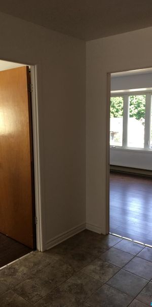 Saint-Jérôme – Appartement 4 1/2 avec 2 chambres et un stationnement extérieur à louer - Photo 1