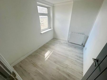 3 bedroom flat to rent - Photo 2