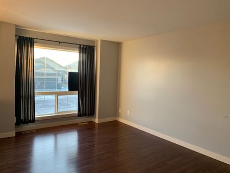Pet Friendly 2 Bedroom 1 Bathroom House in Penhold! - Photo 2