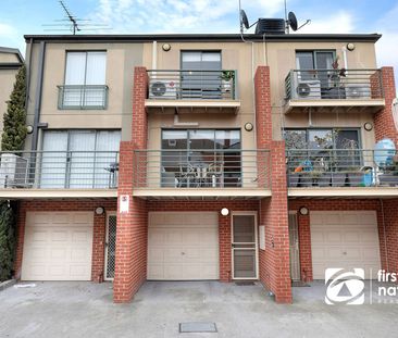Stylish Three-Storey Townhouse in Prime Location! - Photo 4