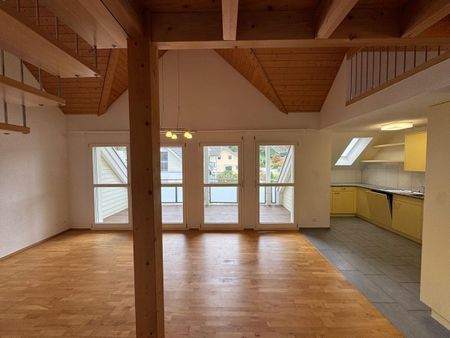 Modern 4.5-Zimmer-Maisonette-Wohnung in idyllischer Lage - Photo 4