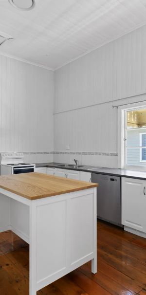 Stunning traditional Queenslander, walking distance to the beach. - Photo 1