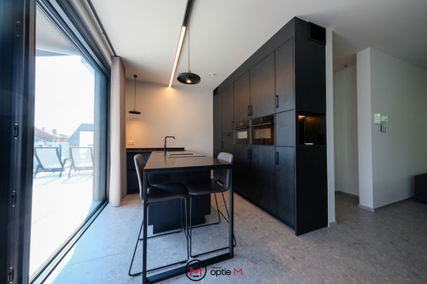 RUIM APPARTEMENT MET LUXUEUZE AFWERKING & 2 STAANPLAATSEN - Photo 1