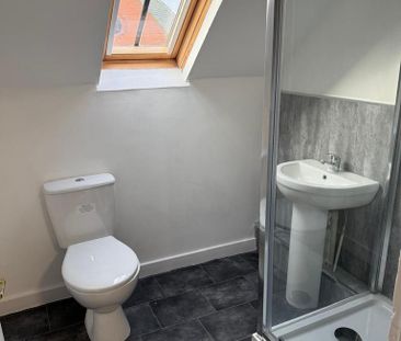 1 bedroom in a house share to rent - Photo 4