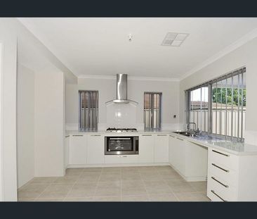 Stylish Townhouse Living Close to the Mandurah Foreshore! $610 per ... - Photo 3