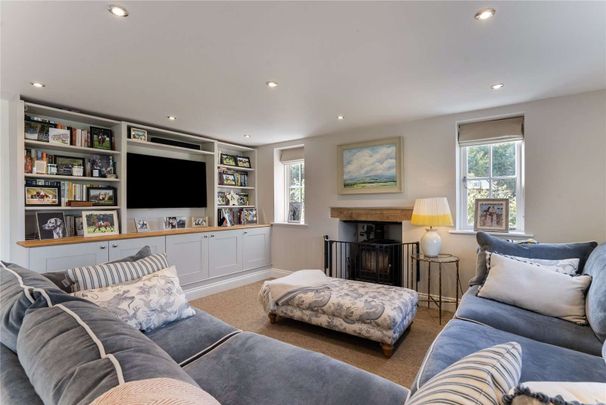 A beautifully presented red brick four bedroom home - Photo 1