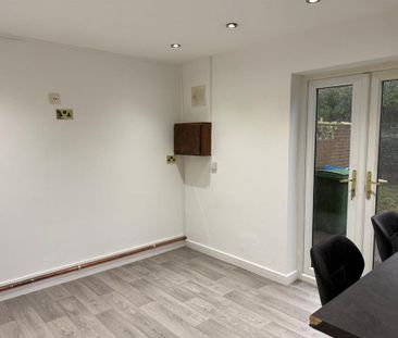 3 bedroom end of terrace house to rent - Photo 2