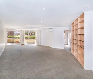 Three-bedroom plus study apartment in Forrest - Photo 2