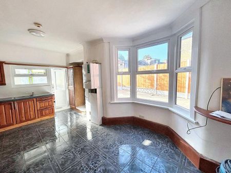 4 bedroom semi-detached house to rent - Photo 2