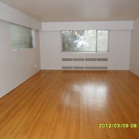 Two Bedr Apartment with Hardwood Floors - Photo 3