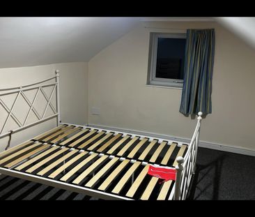 3 Bed Flat, Kitchener Road, E17 - Photo 2