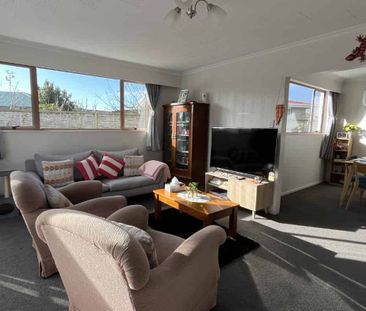 Windsor Townhouse - Photo 2
