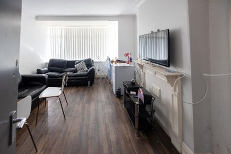 1 bedroom in a house share to rent - Photo 2