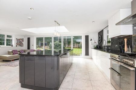 4 bedroom detached house to rent - Photo 4