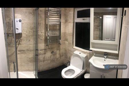 1 bedroom in a house share to rent - Photo 5