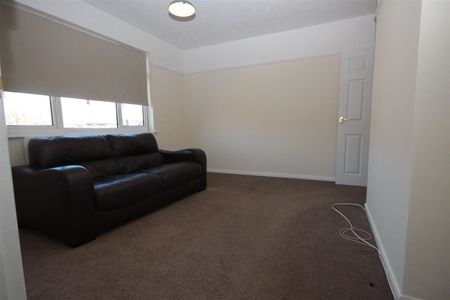 2 bedroom Flat to let - Photo 4