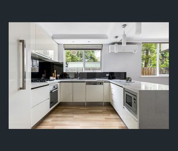 Beautifully built, meticulously maintained & surprisingly spacious - Photo 5