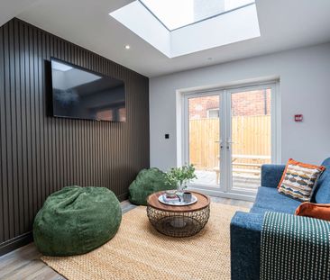 Luxurious 6 bedroom, all en-suite student house! - Photo 2