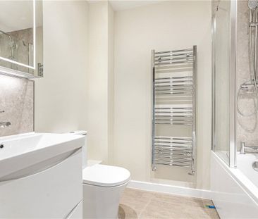 A newly built modern apartment situated on the ground floor with a ... - Photo 5