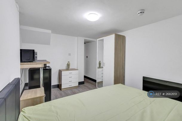 1 bedroom in a house share to rent - Photo 1