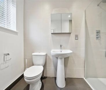 3 bedroom flat in Hampton Hill - Photo 1