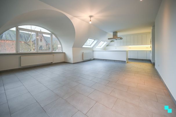 Ruim tweeslaapkamerappartement in het centrum van Izegem - Photo 1