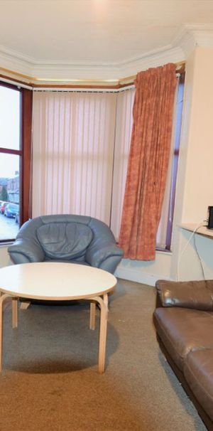 4 bedroom House in Cardigan Lane, Leeds - Photo 1