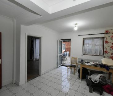 5 bedroom end of terrace house to rent - Photo 2