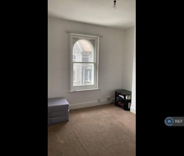 1 bedroom in a flat share to rent - Photo 5