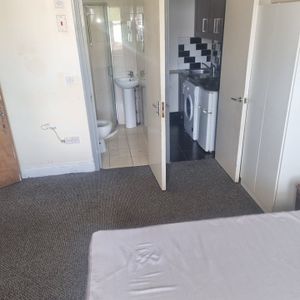 Studio Flat, Scarborough Road, E11 - Photo 2