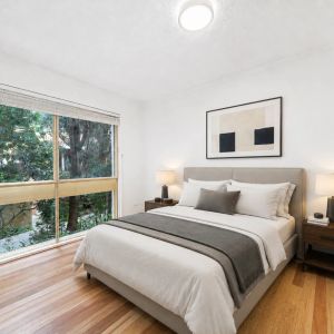 Beautifully Renovated Apartment in Highly Convenient Position - Photo 2