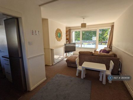 2 bedroom flat to rent - Photo 2