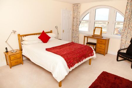 3 bedroom flat to rent - Photo 4