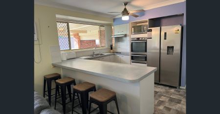 Large Share house in Central Location! ALL Bills included! NEWLY Furnished! - Photo 3