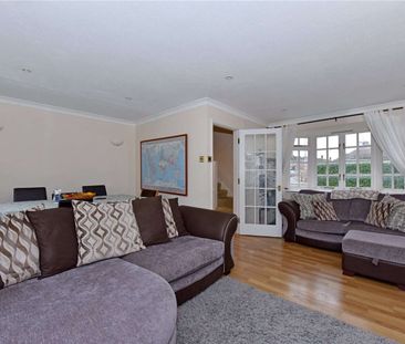 Three bedroom detached family home which is centrally located - Photo 4