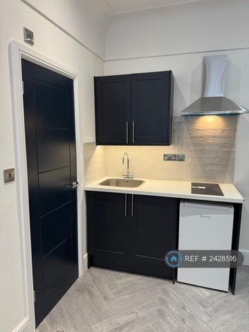 1 bedroom in a house share to rent - Photo 3