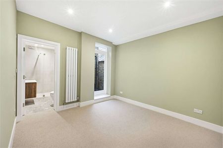 A stunning newly refurbished two bedroom garden flat in Fulham's desirable Alphabet streets - Photo 3