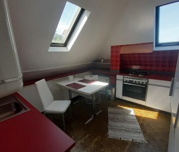 IDEAL FÜR PENDLER: Schöne, vollst. möblierte 2-Zi.-DG-Wohnung in ru... - Photo 5