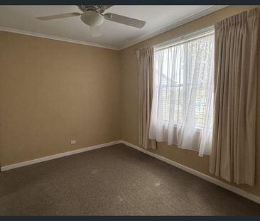 Charming three-bedroom home available for lease. - Photo 2