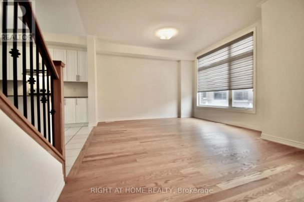 37 QUEENPOST DRIVE - Photo 1