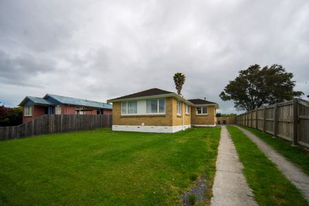 Recently Refurbished Three Bedroom - Photo 2